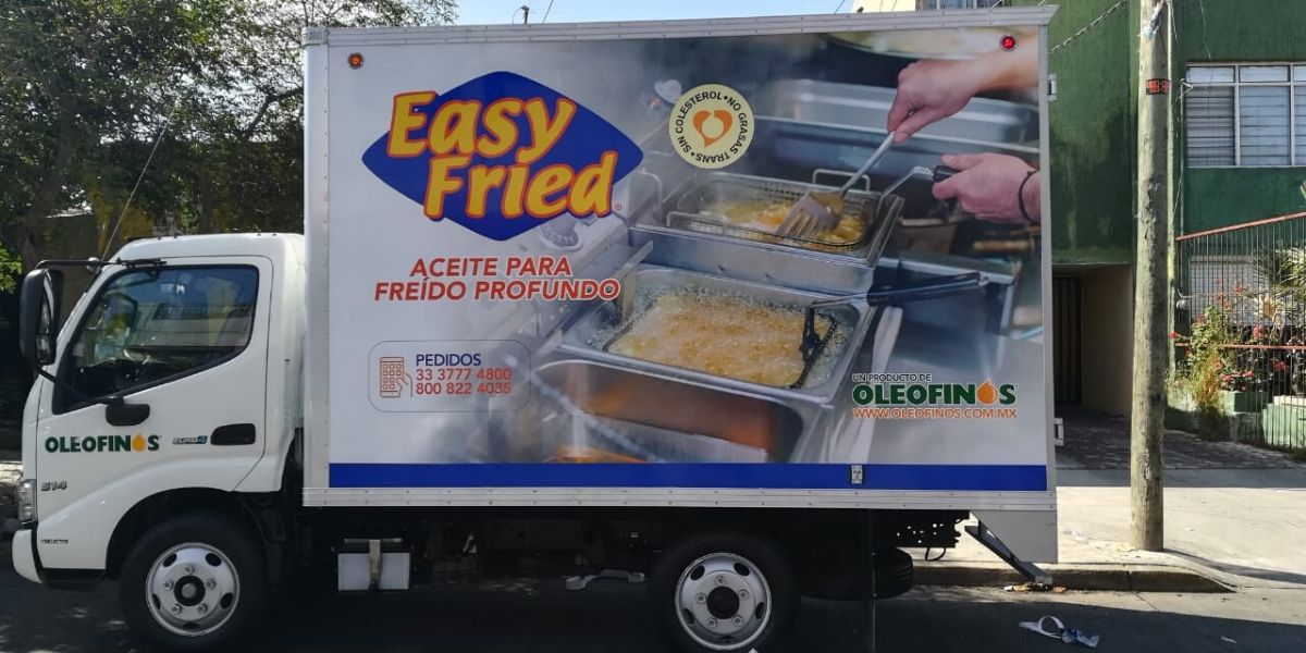 Isuzu Caja Seca rotulada con imagen "Easy Fried" de Oleofinos