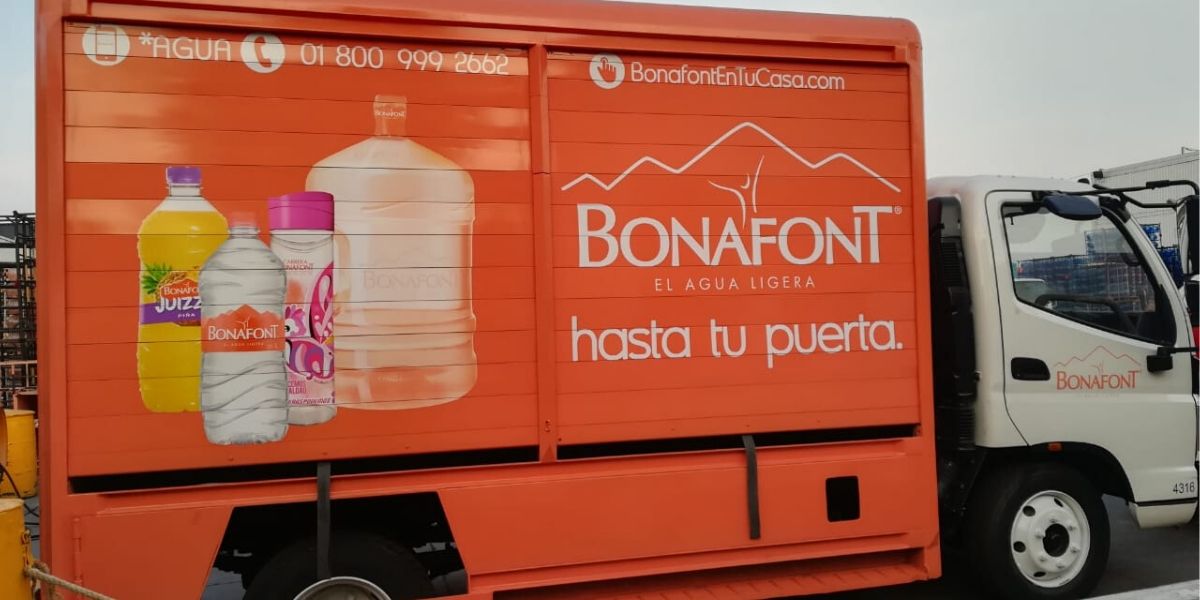 Isuzu Color Salmón rotulada con imagen "La familia Bonafont hasta tu puerta"