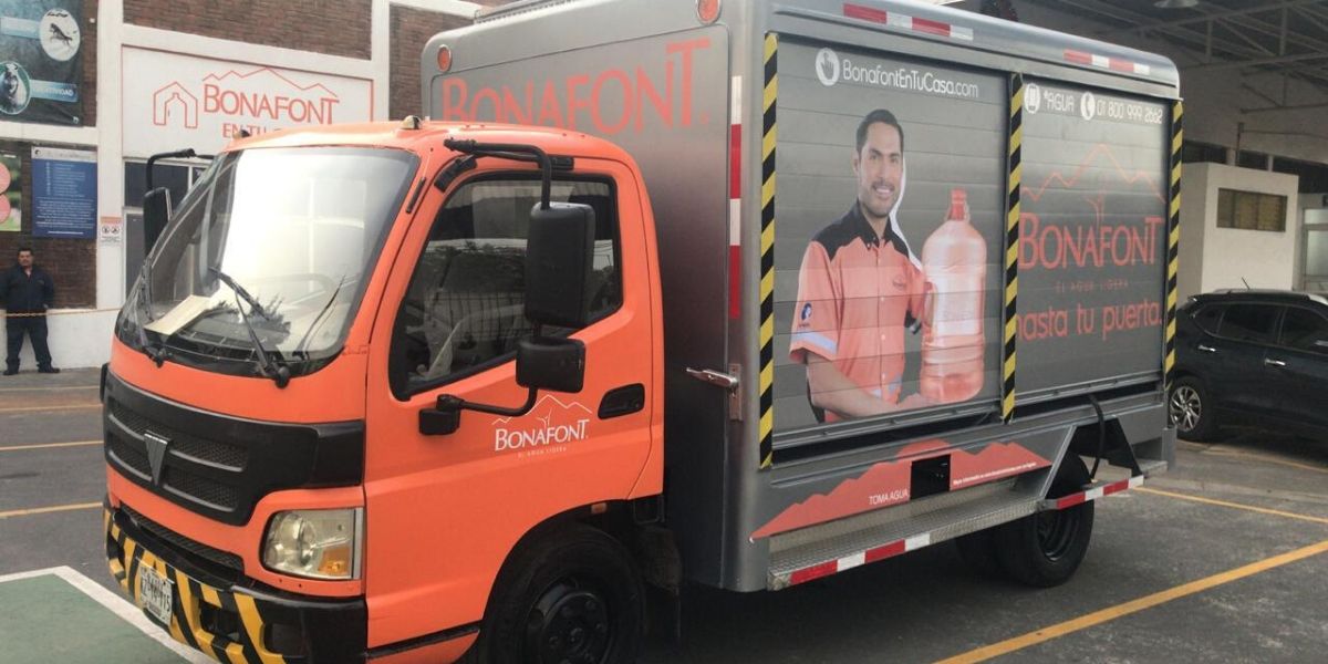Isuzu caja seca gris rotulada con imagen Bonafont "Hasta tu puerta"