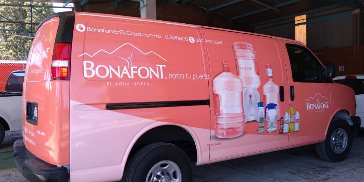 Vehículo Utilitario Trafic con imagen de Bonafont "Agua Ligera Hasta tu Puerta"